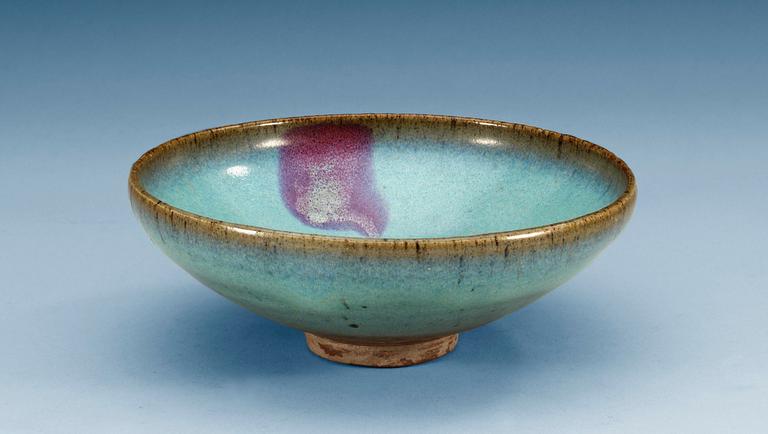 A lavender blue chün bowl, Song dynasty. (960-1279).