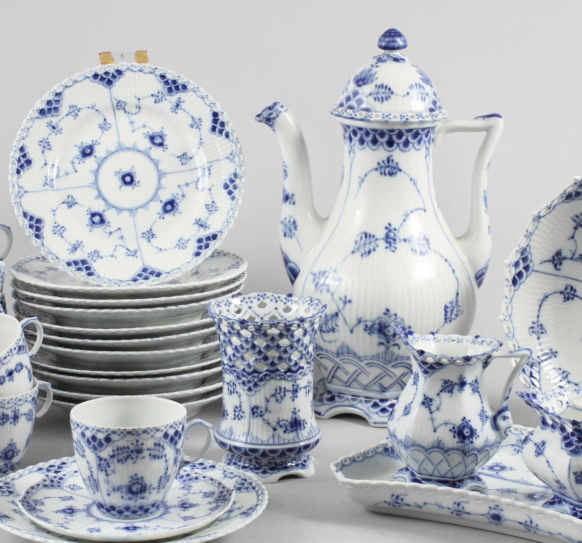 KAFFESERVIS, 30 delar, porslin, "Musselmalet", Royal Copenhagen, 1900-talets andra hälft.