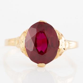 Ring 18K gold with red synthetic stone.