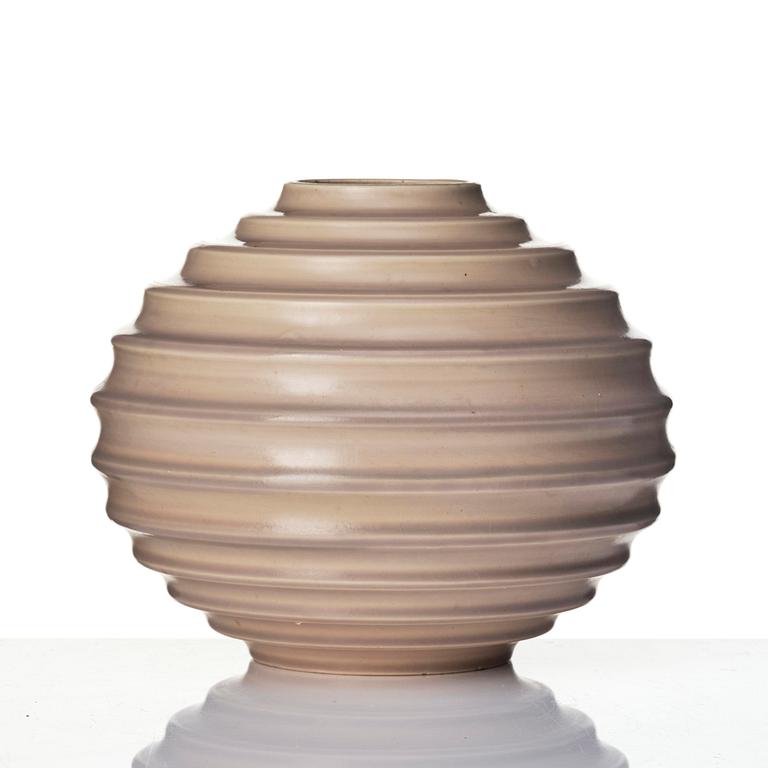 Ewald Dahlskog, a spherical faience vase, model D9/1, Bo Fajans, Gävle, 1930-43.
