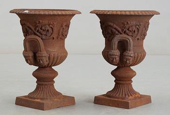 TRÄDGÅRDSURNOR, ett par, gjutjärn, 1900/2000-tal.