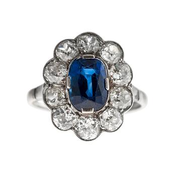 A RING, sapphire c. 2.5 ct, old cut diamonds c. 2.5 ct. Size 17. Weight 3,8 g.