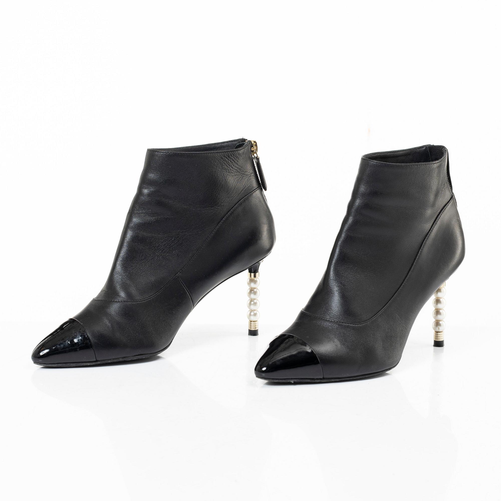 Chanel, ankle boots, size 37C.
