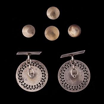 MANSCHETTKNAPP samt 4 FRACKKNAPPAR, silver, emaljering. Frankrike 1900-talets början. Vikt tot. 10,6 g.
