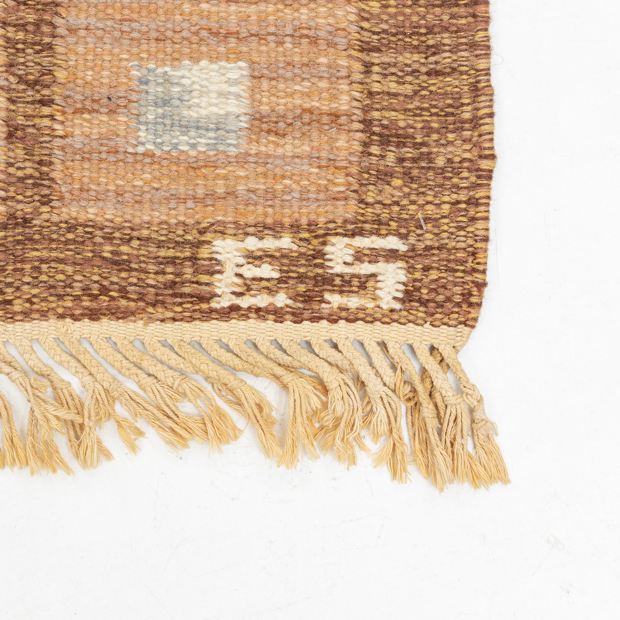 A flat weave carpet, circa 229 x 168 cm.