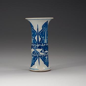 A blue and white vase, Qing dynasty, Kangxi (1662-1722).
