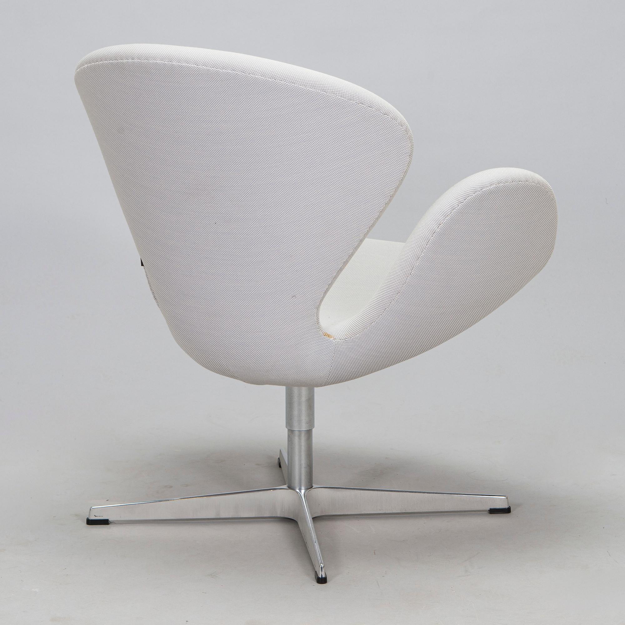 Arne Jacobsen, fåtölj, "Svanen", för Fritz Hansen, 2016.