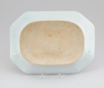STEKFAT, porslin, Kina, Qianlong 1736-1795.