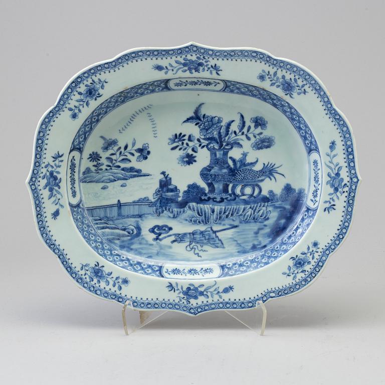 A blue and white export porcelain tureen platter, Qing dynasty, Qianlong (1736-95).