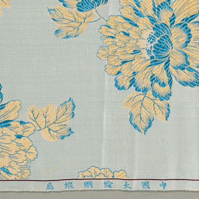 Three Chinese silk fabric rolls. 341,5 x 69 cm, 899 x 68 cm and 1290 x 68,5 cm.