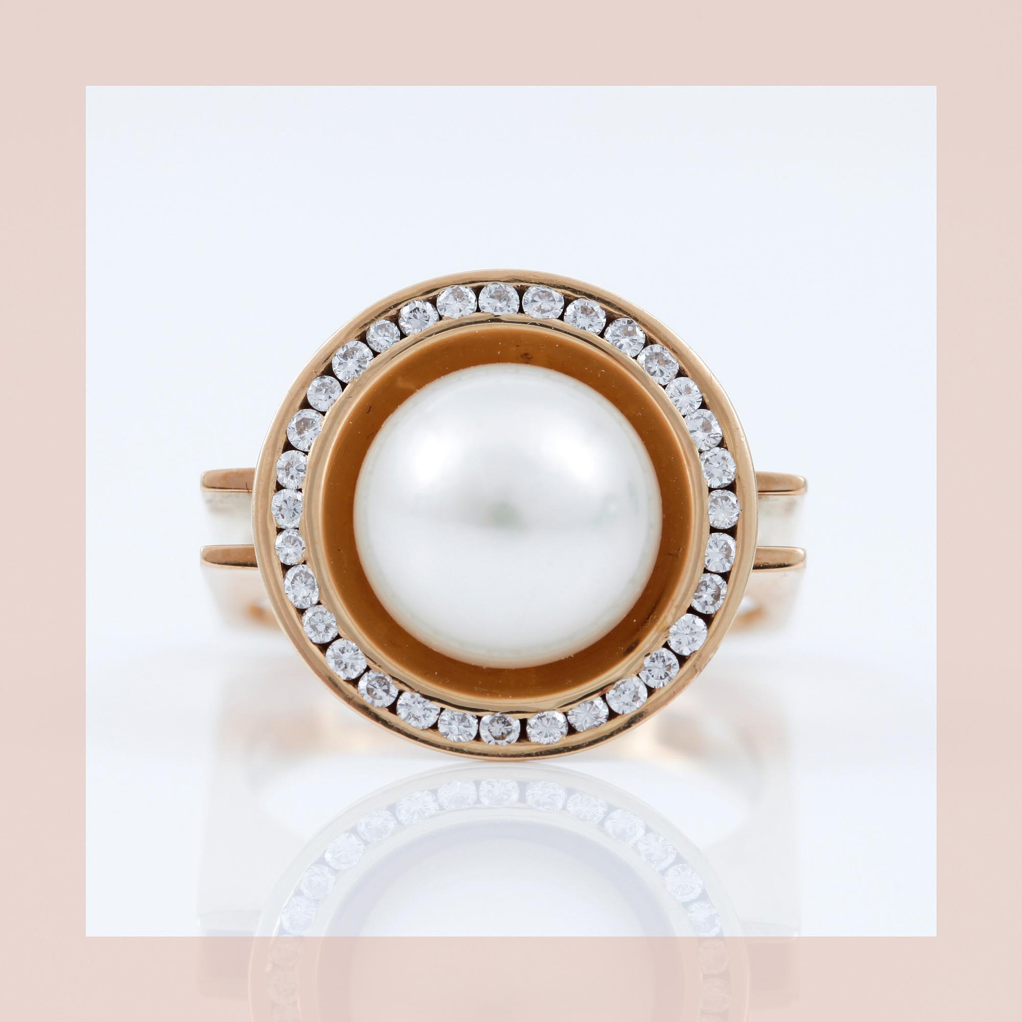 RING, med en pärla, circa Ø 10 mm, och 30 diamanter, circa 0.33 ct totalt.