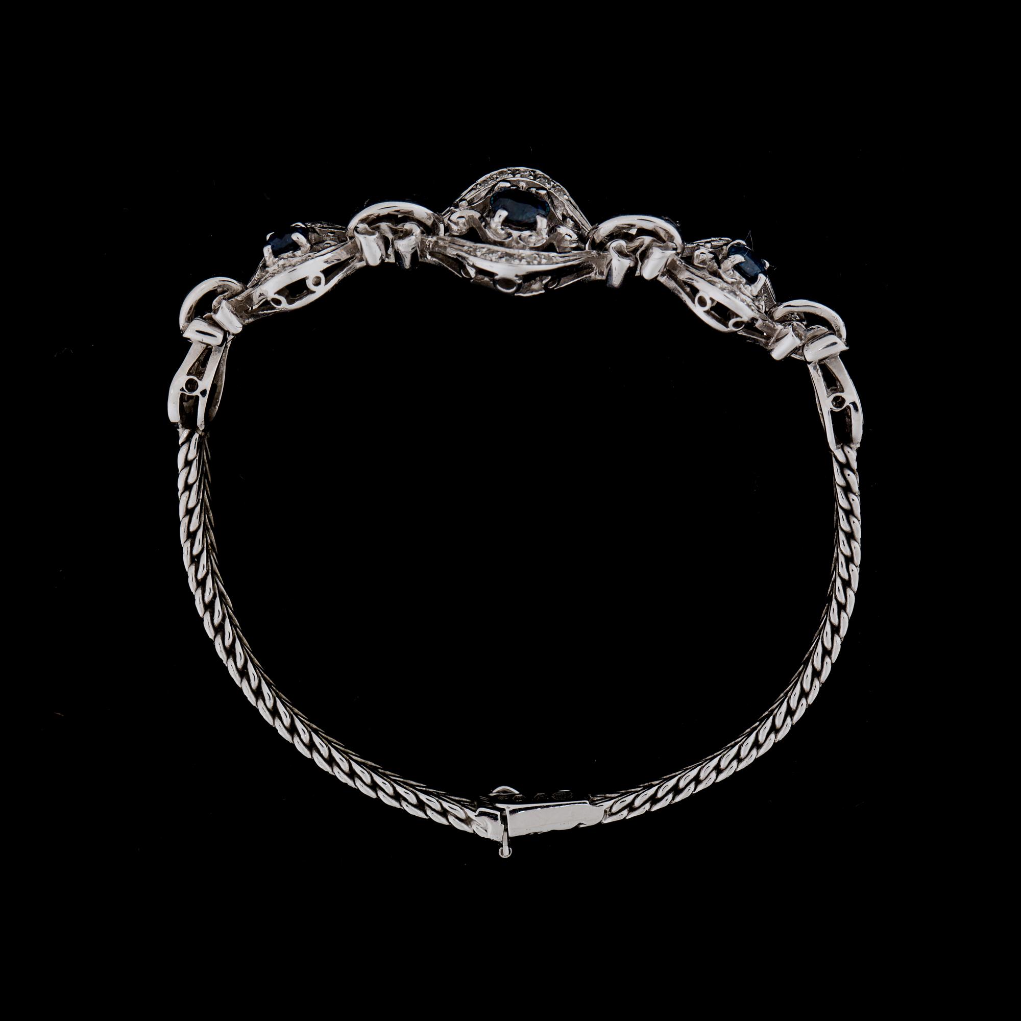 ARMLÄNK, 18k vitguld med 3 st fasettslipade safirer samt små diamanter. Vikt ca 17 gram.