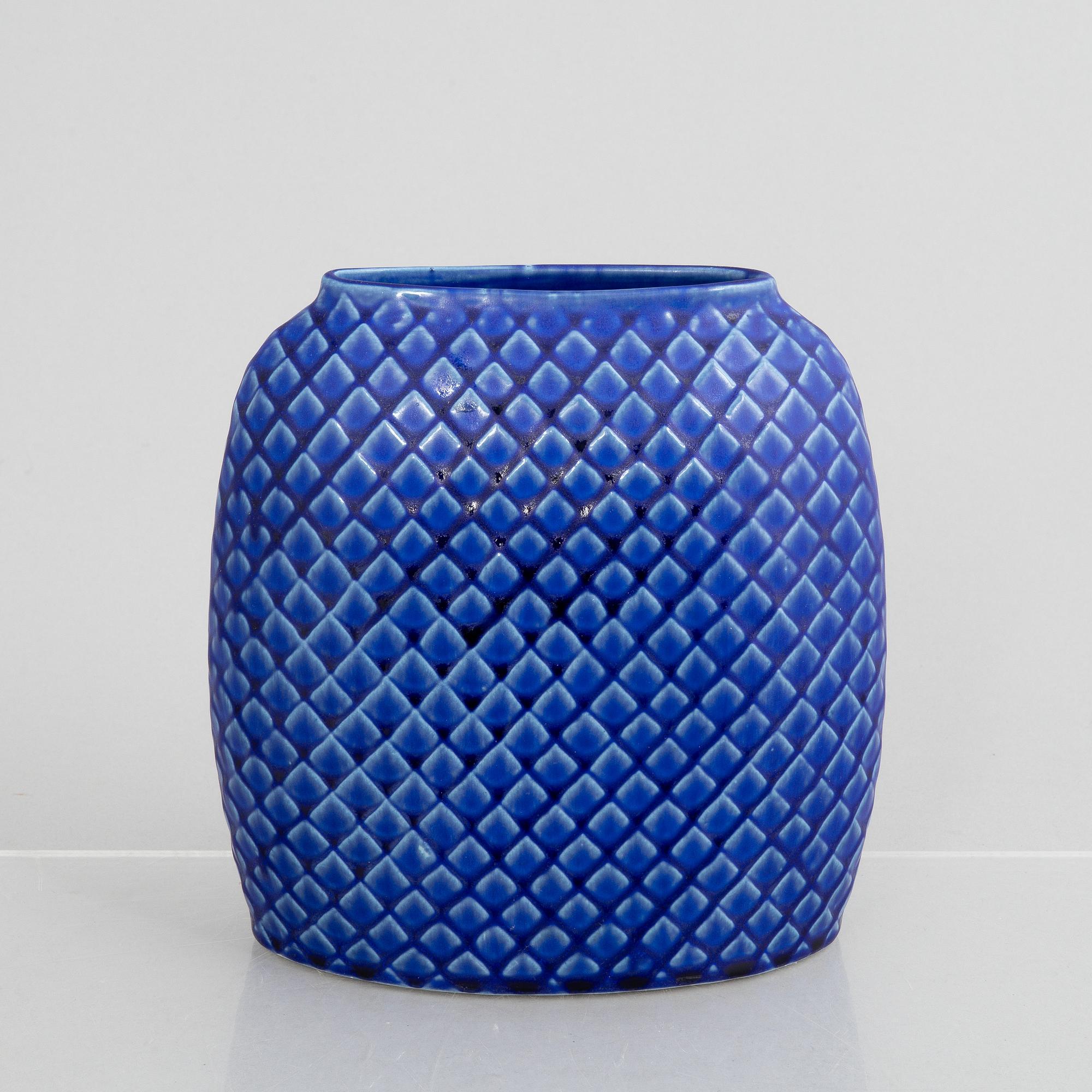 Stig Lindberg, a set of two stoneware vases, and two dish, "Reptil" and a vase "Fjäll", Gustavsberg 1953-63 and 1960-61.
