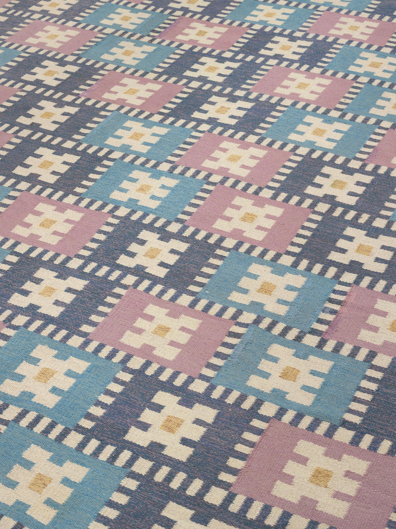 Sigvard Bernadotte, a carpet, "Vitsippa", flat weave, 846 x 395,5 cm, signed SB.