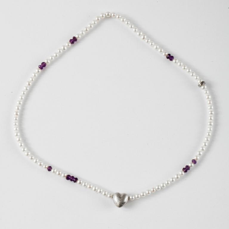 COLLIER, Ole Lynggaard, sötvattenspärlor och ametister, hjärtlås 18k vitguld.