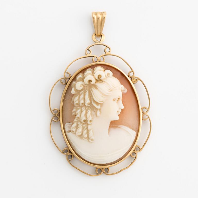 Pendant, 18K gold with shell cameo.
