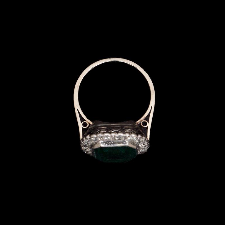 RING, 14 k vitguld med briljantslipade diamanter ca 0,90 samt smaragdslipad smaragd. Vikt ca 8 g.