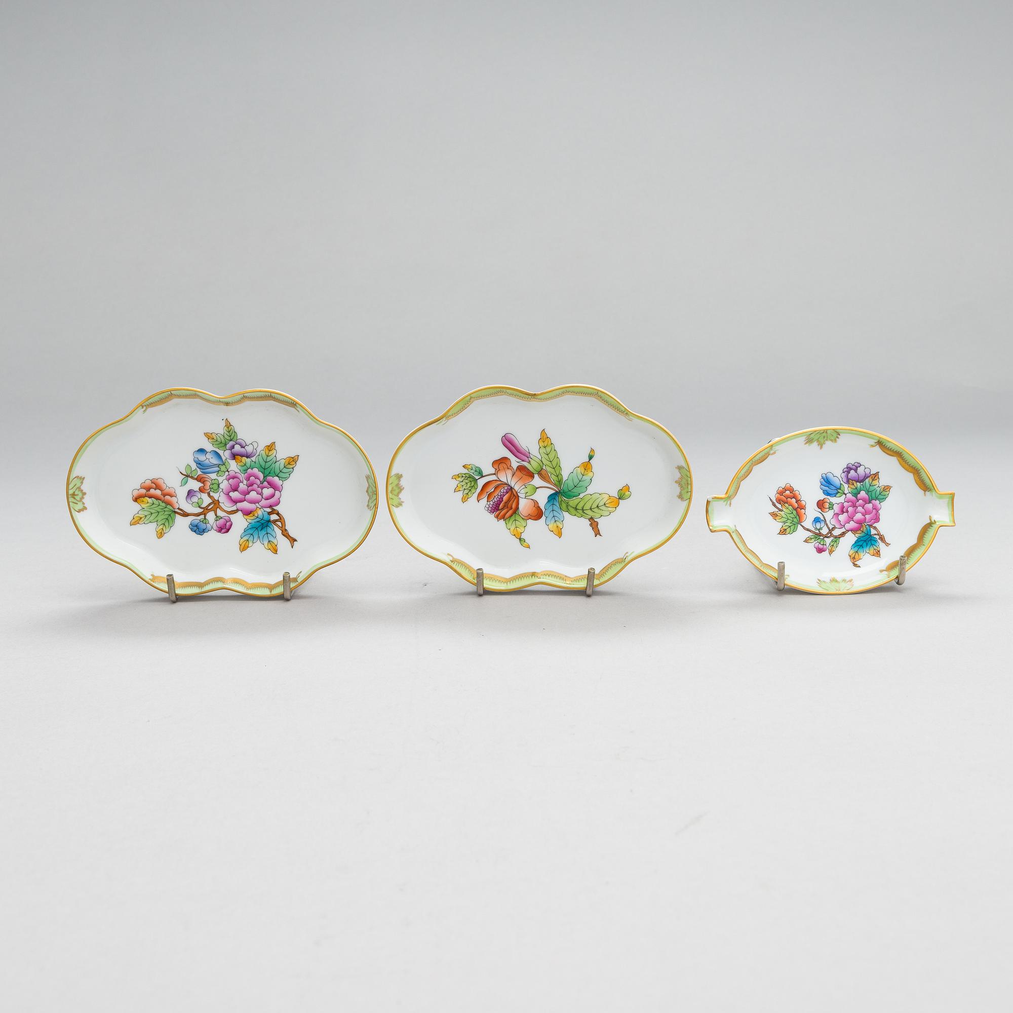 A Herend Queen Victoria VBO porcelain coffee set and two trinket boxes, totally 19 pieces, Hungary.