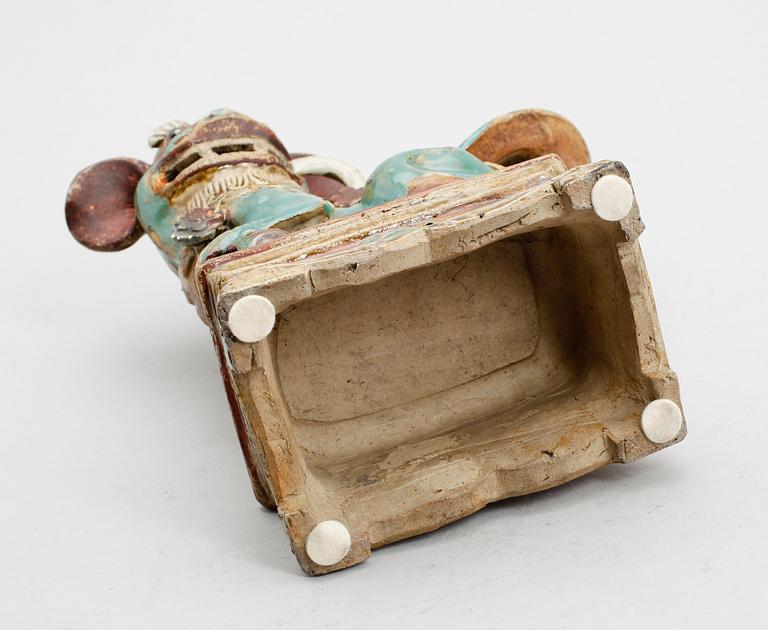 FIGUR, lergods, Kina, sannolikt 1900-tal.