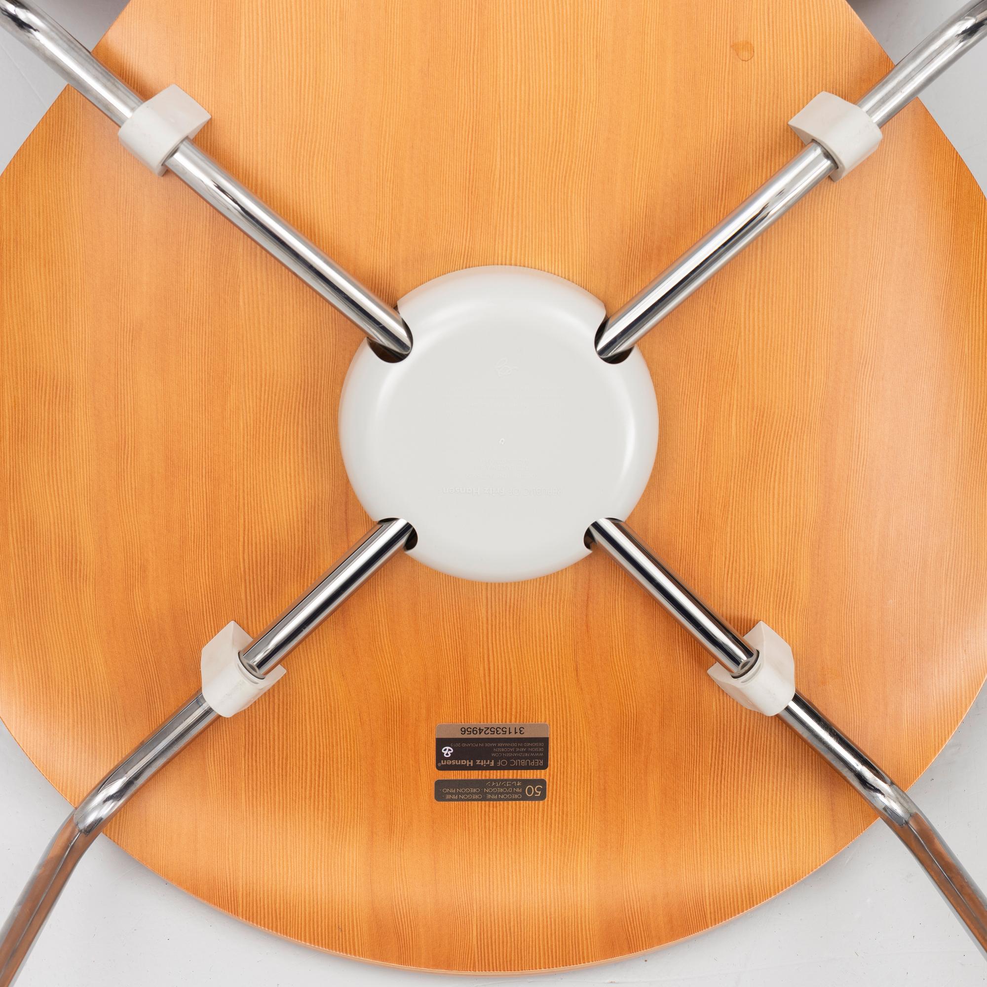 Arne Jacobsen, stolar, ett par, "Sjuan", Fritz Hansen, Danmark 2015.