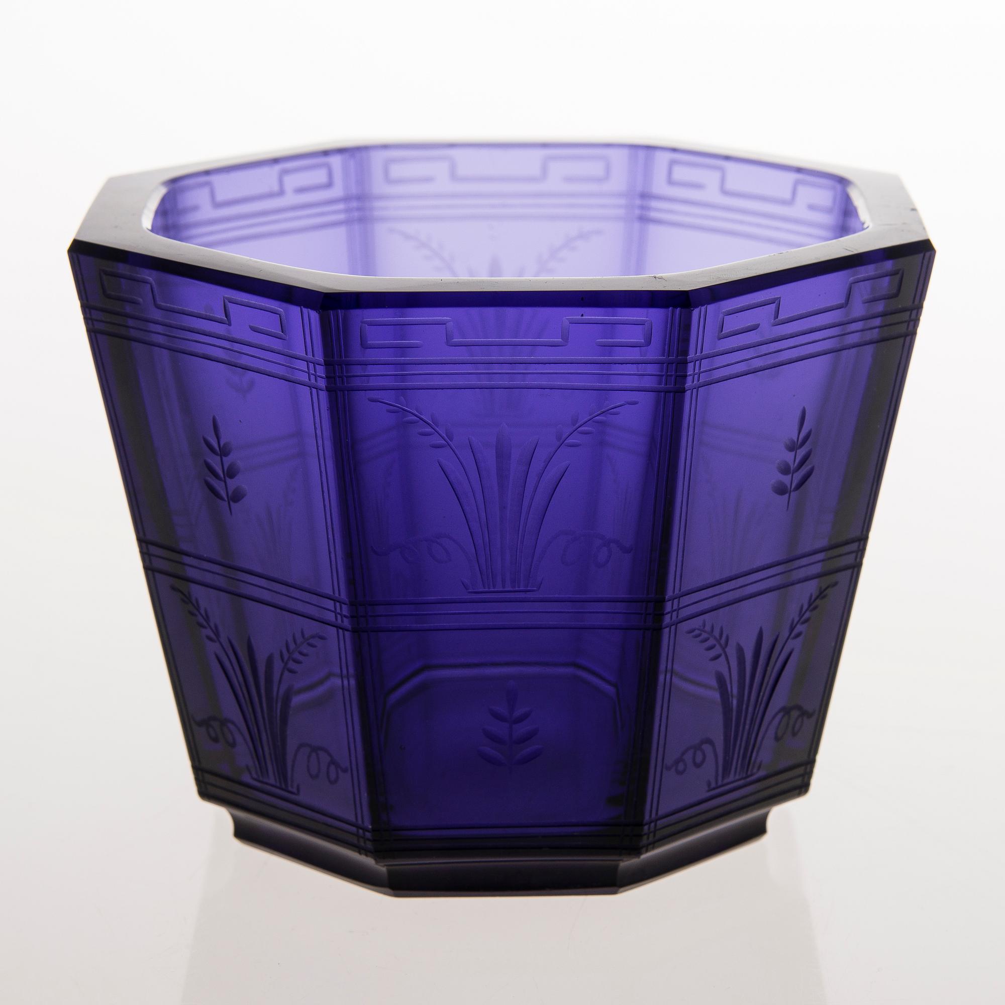 Göran Hongell, GÖRAN HONGELL, A 1930s cut glass bowl by Karhula.