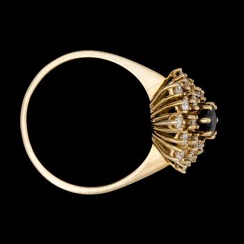 RING, 18k guld med oval blå safir o 24 briljantslipade diamanter tot ca0,48ct. Vikt 5,1g.