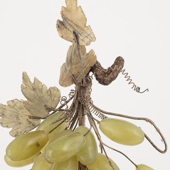 A set of eight decorative grapes in the material nephrite, quarts, amethyst.