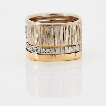 Ring 18K guld med runda briljantslipade diamanter.