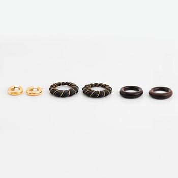 En collier onyx och ett par örhängen 18K guld med två par påhängen av onyx och trä.
