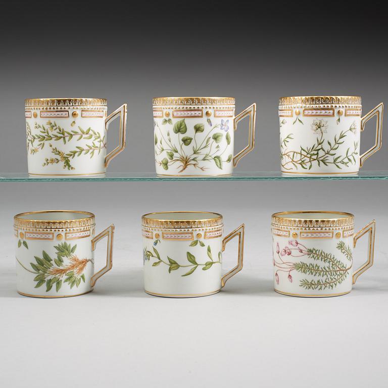 KAFFEKOPPAR med FAT, sex stycken, porslin. "Flora Danica", Royal Copenhagen, Danmark.