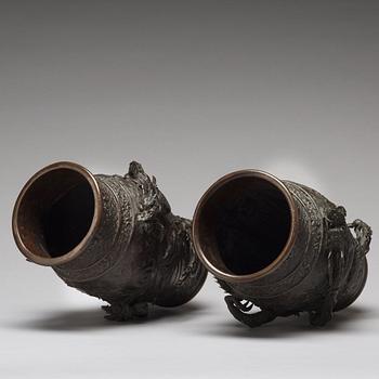 A pair of Japanese bronze vases, Meiji period (1868-1912).