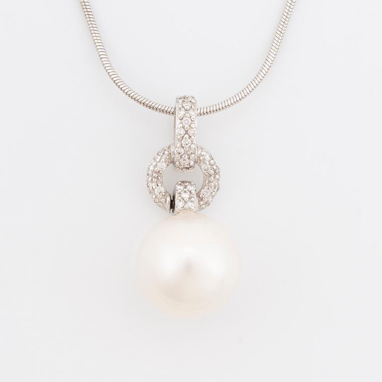 White gold, cultured pearl and brilliant cut diamond necklace, Golden Lady.