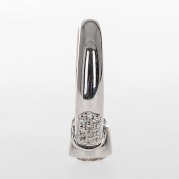RING, vitguld 18K, briljantslipade diamanter. Mittstenen 1,21 ct, sidostenar tot. 0,30 ct. Vikt 9,9 g.