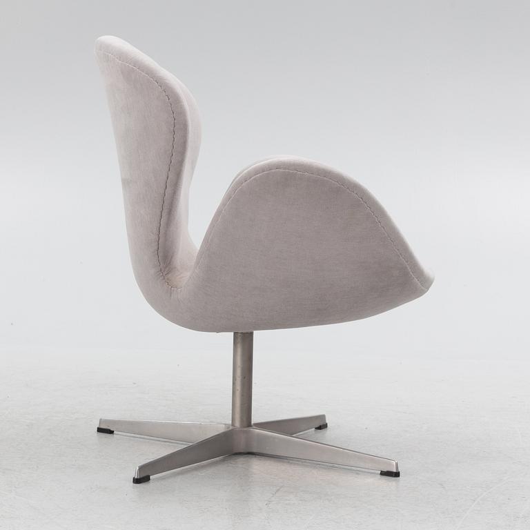 Arne Jacobsen, fåtölj, "Svanen", Fritz Hansen, Danmark 2001.