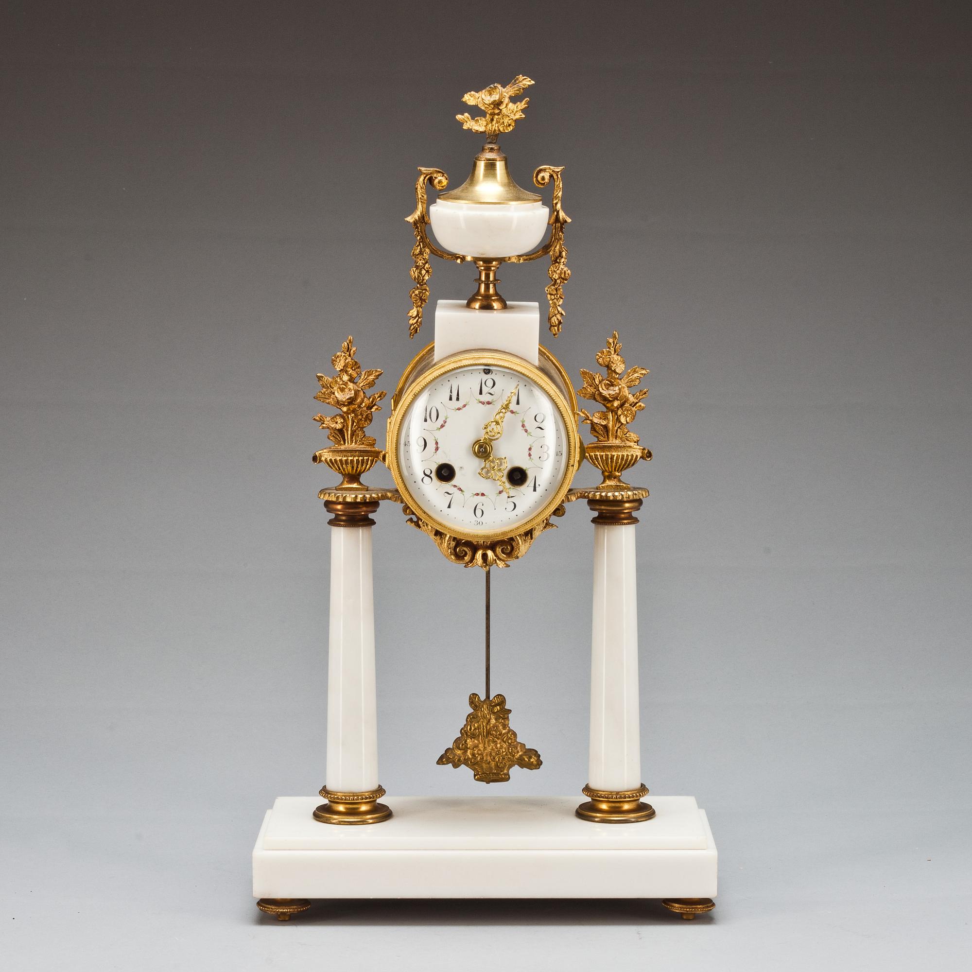 BORDSPENDYL, Louis XVI-stil, 1900-talets andra hälft.