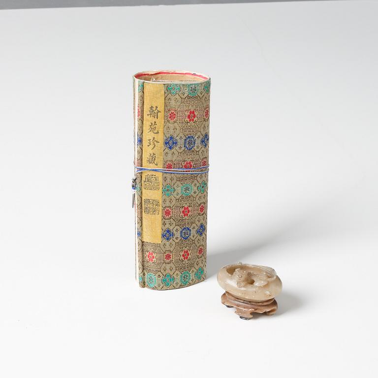 Penselbad soapstone, presentationsask för Hu Kaiwen med en målning signerad Lushu, sen Qingdynasti, 1900.