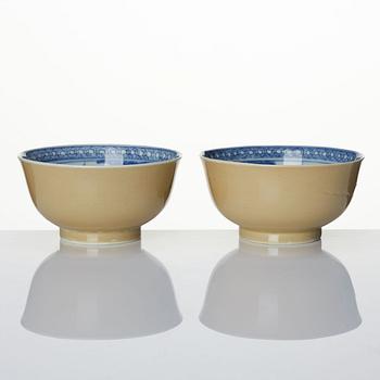 A pair of blue and white bowls. Qing dynasty, 18th century.