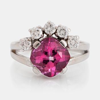 920. An 18K white gold ring set with a pink topaz and round brilliant-cut diamonds.