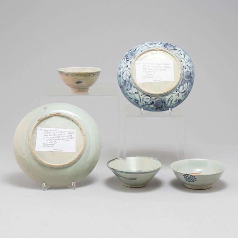 Three blue and white bowls, and two dishes, Ming dynasty (1368-1644), for the south east asian market.