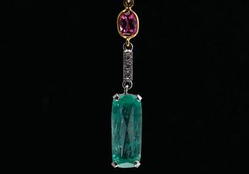 KAULAKORU, turmaliineja, smaragdi n. 4.3 ct. ja briljanttihiottuja timantteja n. 0.13 ct. Paino 5.8 g.