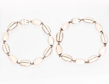 KAULAKORU, RANNEKORUJA, 2 kpl, ja SORMUS, "Halikon Kääty", hopeaa. Kalevala Koru 1972-83.