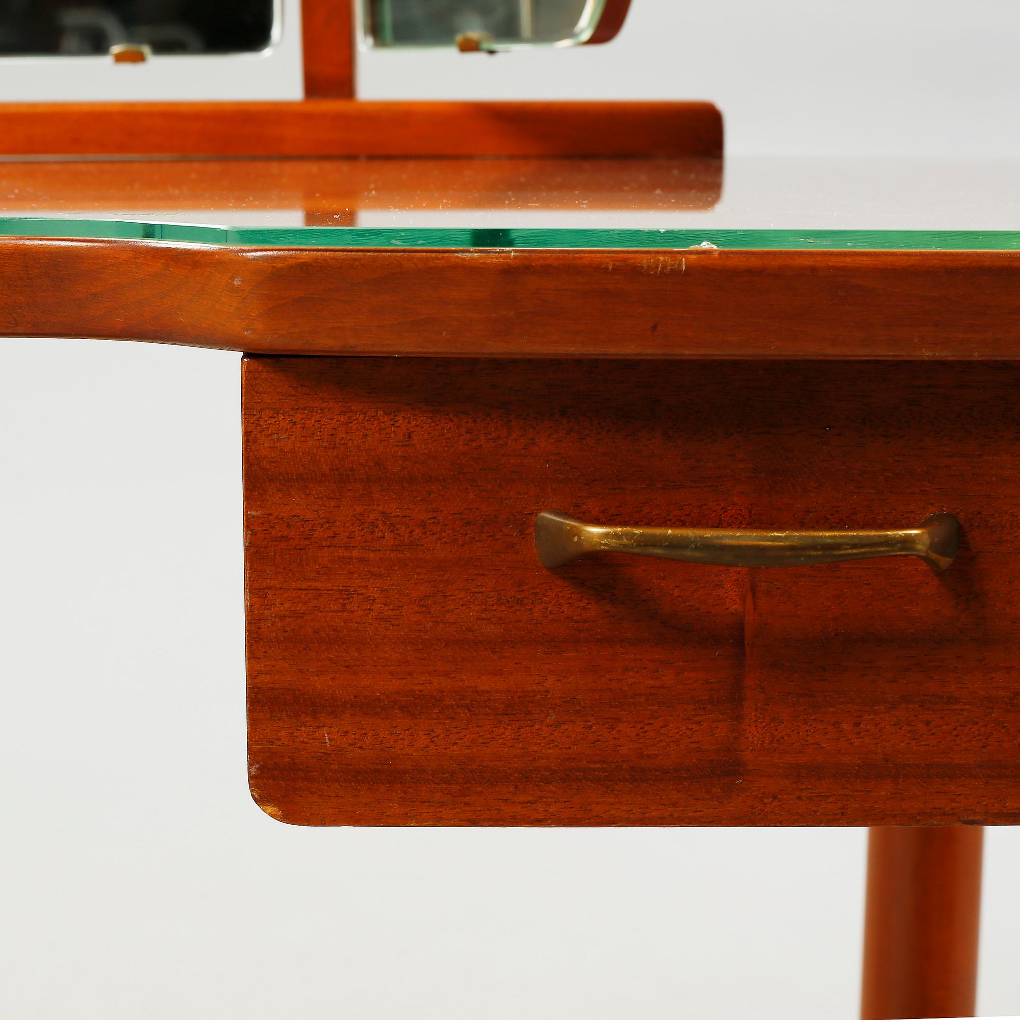 A mid 20th century toilette-table.