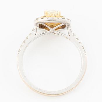 Ring, 18K vitguld med radiantslipad diamant och briljantslipade diamanter.