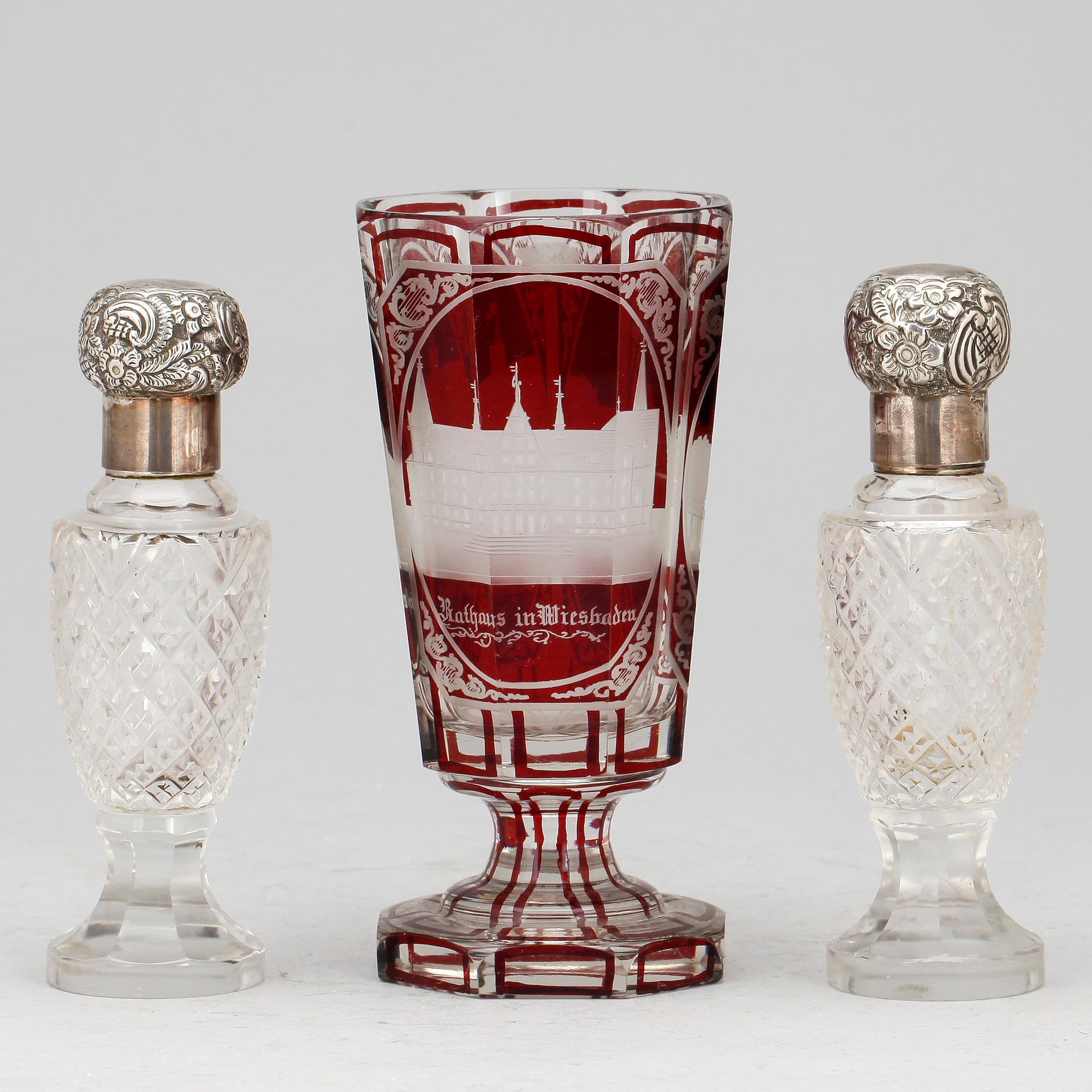 BÄGARE SAMT  ett par FLAKONGER, glas, Tyskland 1800-talets andra hälft resp London 1899.