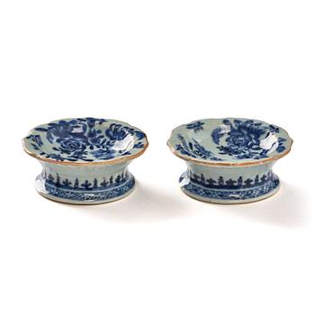 1113. Saltkar, ett par, porslin. Qingdynastin, Qianlong (1736-95).