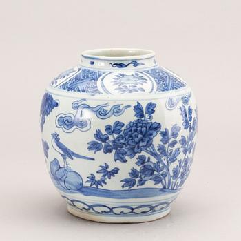 A blue and white jar, Ming dynasty, Wanli (1572-1620).