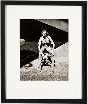 HELMUT NEWTON, gelatinsilverfotografi med copyrightstämpel a tergo, numrerad 206/500 a tergo.