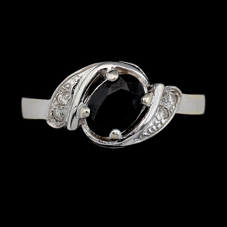 RING, vitguld med diamanter och safir. Total vikt ca 2,4 g.