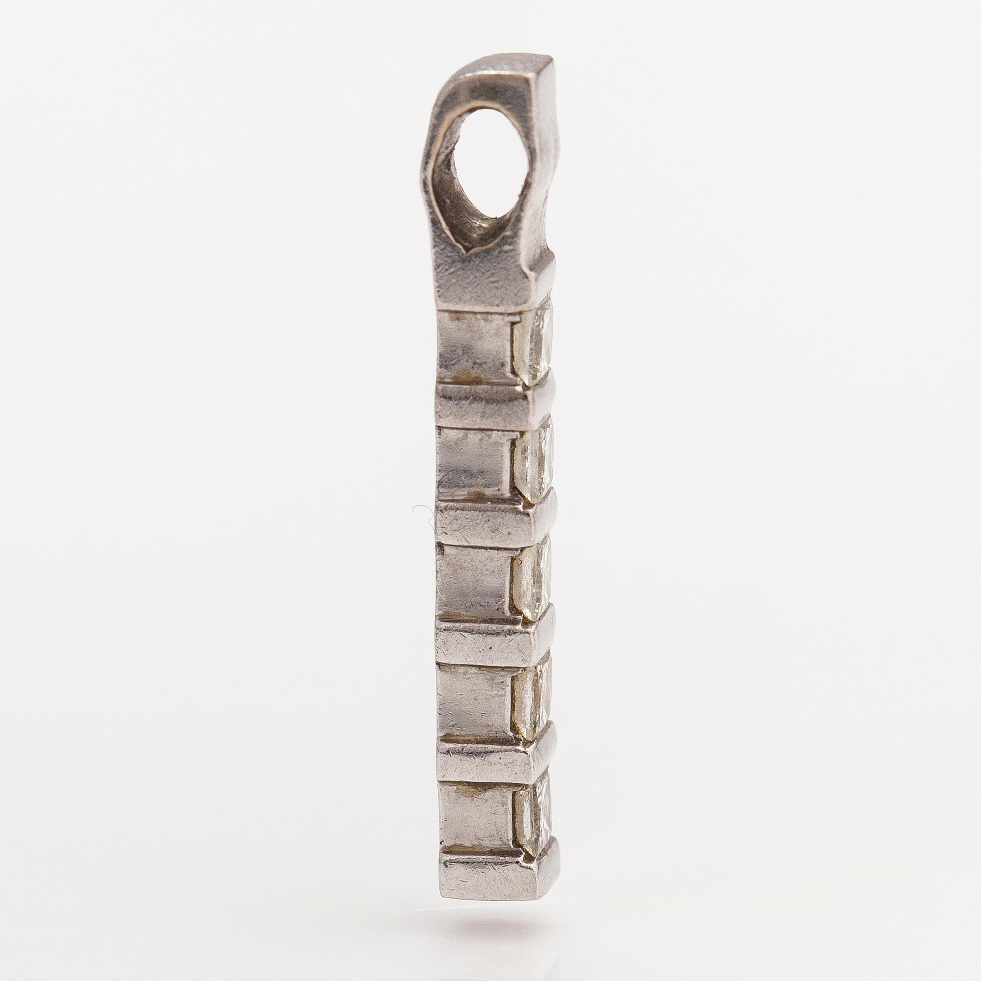 An 18K white gold pendant with princess-cut diamonds ca. 0.45 ct in total.