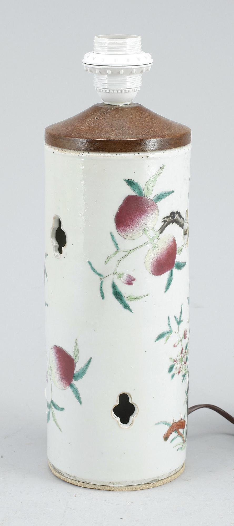 BORDSLAMPA, porslin, Yongzhen-stil, Kina, 1800-tal.
